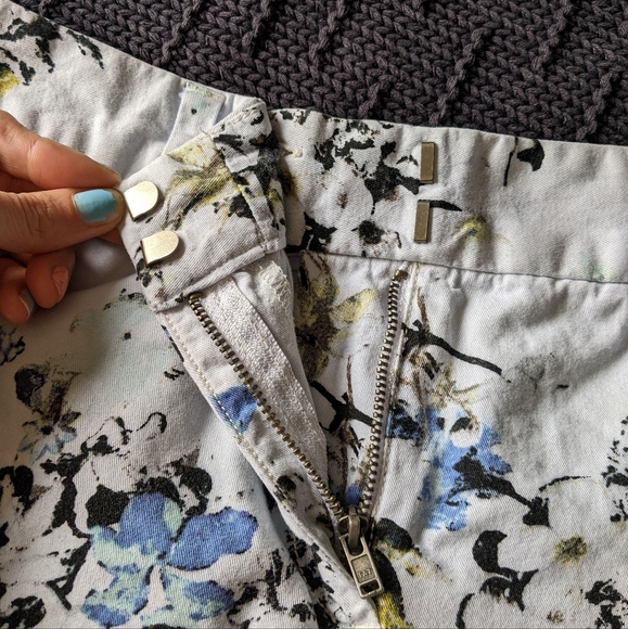 LOFT Lilac Floral 4" Shorts Sz 8 - Picture 4 of 11